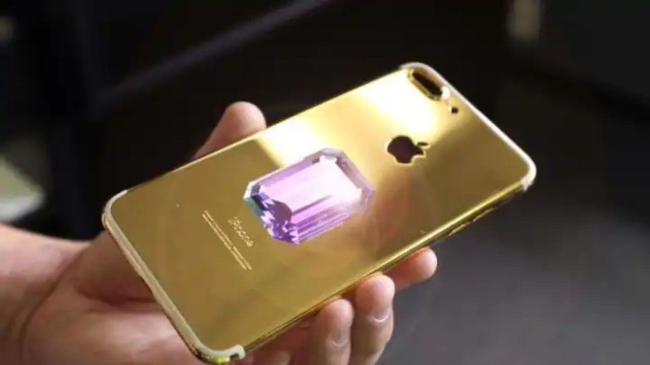 બજારમાં લોકોના બજેટથી લઈને પ્રીમિયમ ફોનમાં અનેક વેયાયટીઓ ઉપલબ્ધ છે. જે લોકોનું બજેટ સારું હોય છે તેઓ શ્રેષ્ઠ અને સૌથી મોંઘા સ્માર્ટફોન ખરીદે છે, પરંતુ શું તમે જાણો છો કે દુનિયામાં એક એવો ફોન છે જેની કિંમત એરોપ્લેન કરતા પણ વધારે છે.