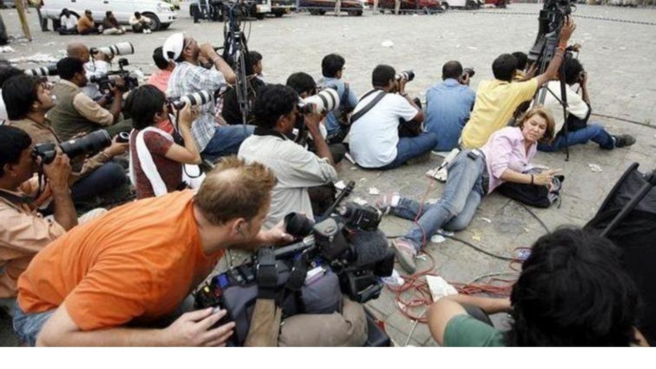 સ્ટેશન અને કાફેથી શરૂ થયેલો આ તાંડવ તાજ હોટેલ પર સમાપ્ત થયો. આતંકવાદીઓ અને સુરક્ષાકર્મીઓ વચ્ચે 60 કલાકથી વધુ સમય સુધી અથડામણ ચાલી હતી, પરંતુ તેમ છતાં આતંકવાદીઓને ખતમ કરી શકાયા ન હતા. જે બાદ સુરક્ષાકર્મીઓએ NSG કમાન્ડોને બોલાવ્યા જેમણે તમામ આતંકીઓને ઠાર કર્યા. આતંકવાદીઓમાં સામેલ કસાબને પોલીસે જીવતો પકડી લીધો હતો, જેને ફાંસી આપવામાં આવી છે.