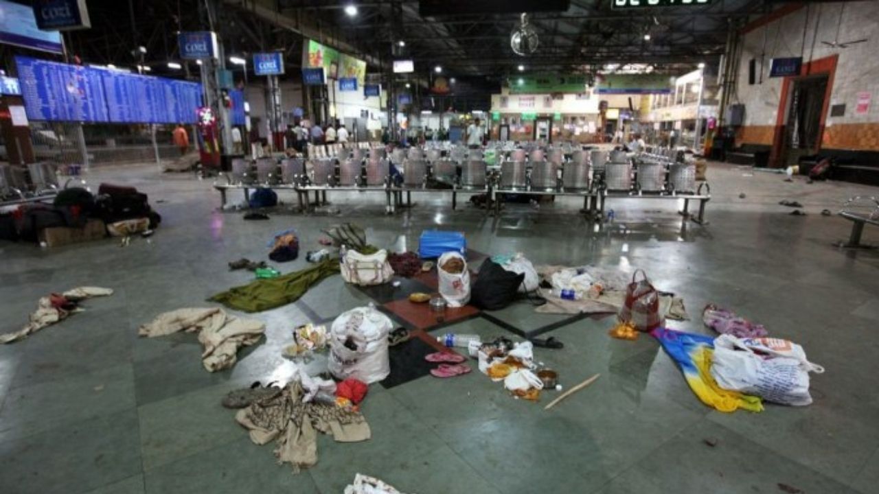 મુંબઈ હુમલામાં આતંકવાદીઓએ દેશના સૌથી વ્યસ્ત રેલ્વે સ્ટેશનોમાંના એક છત્રપતિ શિવાજી મહારાજ ટર્મિનસ (CSMT)ને નિશાન બનાવ્યું હતું. અહીં મોટી સંખ્યામાં મુસાફરો હાજર રહ્યા હતા. હુમલાખોરો અહીં પહોંચ્યા અને અંધાધૂંધ ફાયરિંગ શરુ કરી દીધી.સ્ટેશન પર થયેલા ફાયરિંગમાં સૌથી વધુ 58 લોકો માર્યા ગયા હતા. આતંકવાદી અજમલ કસાબ અને તેનો એક સહયોગી સીએસએમટી સ્ટેશનની બહાર આવ્યા બાદ કામા હોસ્પિટલમાં દાખલ થયા. આ હોસ્પિટલમાં લગભગ પાંચ કલાક સુધી હંગામો ચાલુ રહ્યો હતો. આ હુમલામાં કામા હોસ્પિટલના બે ચોકીદાર શહીદ થયા હતા અને ઘણા કર્મચારીઓ ગંભીર રીતે ઘાયલ થયા હતા. 