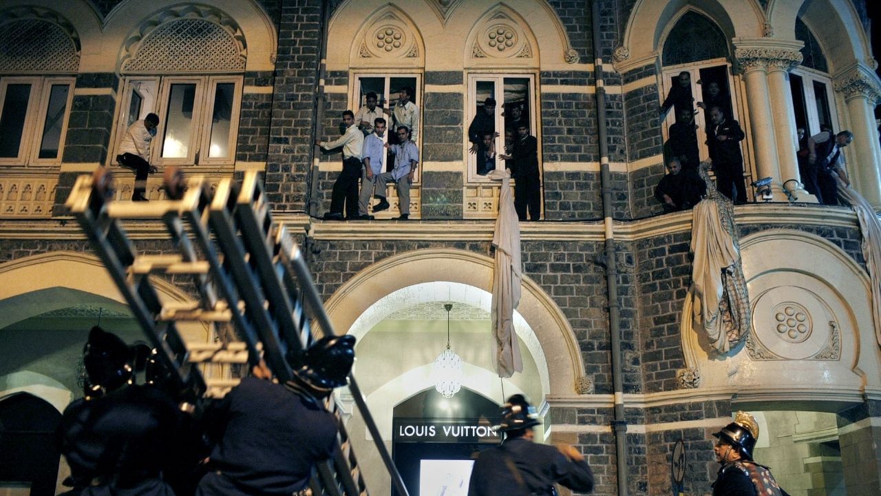 તમામનો ઉદ્દેશ્ય દેશમાં આતંક ફેલાવવાનો હતો. મુંબઈ આતંકવાદી હુમલાની આખી યોજના કેટલાક મહિનાઓ અગાઉથી જ તૈયાર હતી. ભારતીય સેનાને ફસાવવા માટે, તેઓએ પહેલા ભારતીય બોટને હાઇજેક કરી અને તેના તમામ લોકોને મારી નાખ્યા. આ પછી, તેઓ બોટ દ્વારા રાત્રે 8 વાગ્યે કોલાબા નજીક માછલી બજાર ખાતે દરિયાઈ માર્ગે ઉતર્યા અને ટેક્સી દ્વારા પોતપોતાના સ્થળો તરફ ગયા. તપાસ અધિકારીઓના જણાવ્યા અનુસાર, હુમલાખોરો બે જૂથોમાં વહેંચાયેલા હતા.