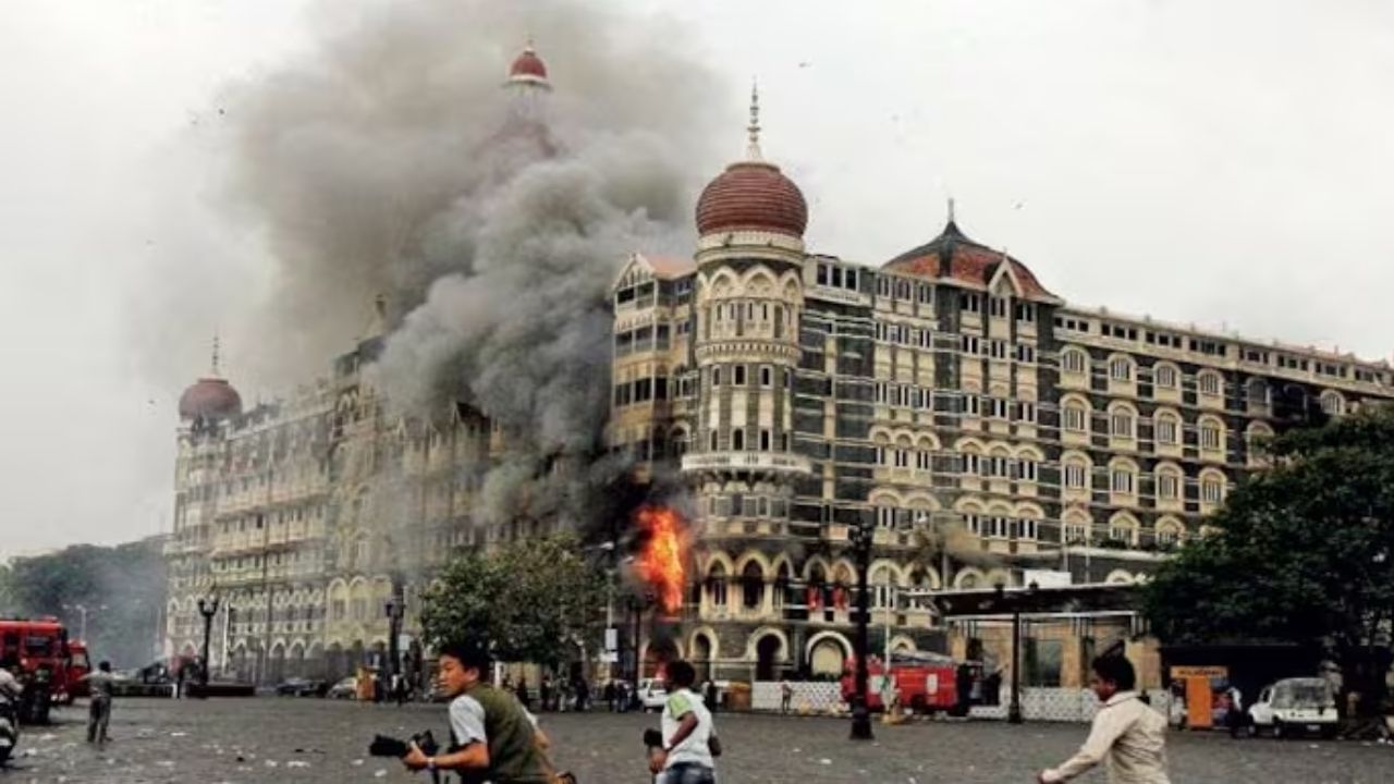 આતંકવાદીઓએ મુંબઈના ગૌરવ એવા ગેટવે ઓફ ઈન્ડિયા પાસે આવેલી 105 વર્ષ જૂની તાજમહેલ હોટેલને નિશાન બનાવી હતી.હોટેલ પર હુમલો થયો ત્યારે રાત્રિભોજનનો સમય હતો. રાત્રે અચાનક અંધાધૂંધ ગોળીબાર શરૂ થતાં ઘણા લોકો હોટલમાં એકઠા થઈ ગયા હતા. તાજમહેલ હોટલમાં 31 લોકોના મોત.હુમલાખોરો નરીમાન પોઈન્ટ ખાતે આવેલી ઓબેરોય હોટલમાં પણ મોટા પ્રમાણમાં દારૂગોળો સાથે ઘૂસ્યા હતા. તે સમયે હોટલમાં 350 થી વધુ લોકો હાજર હતા. અહીં હુમલાખોરોએ ઘણા લોકોને બંધક પણ બનાવ્યા હતા, પરંતુ નેશનલ સિક્યુરિટી ગાર્ડના જવાનોએ બંને હુમલાખોરોને ઠાર કરી દીધા હતા. 