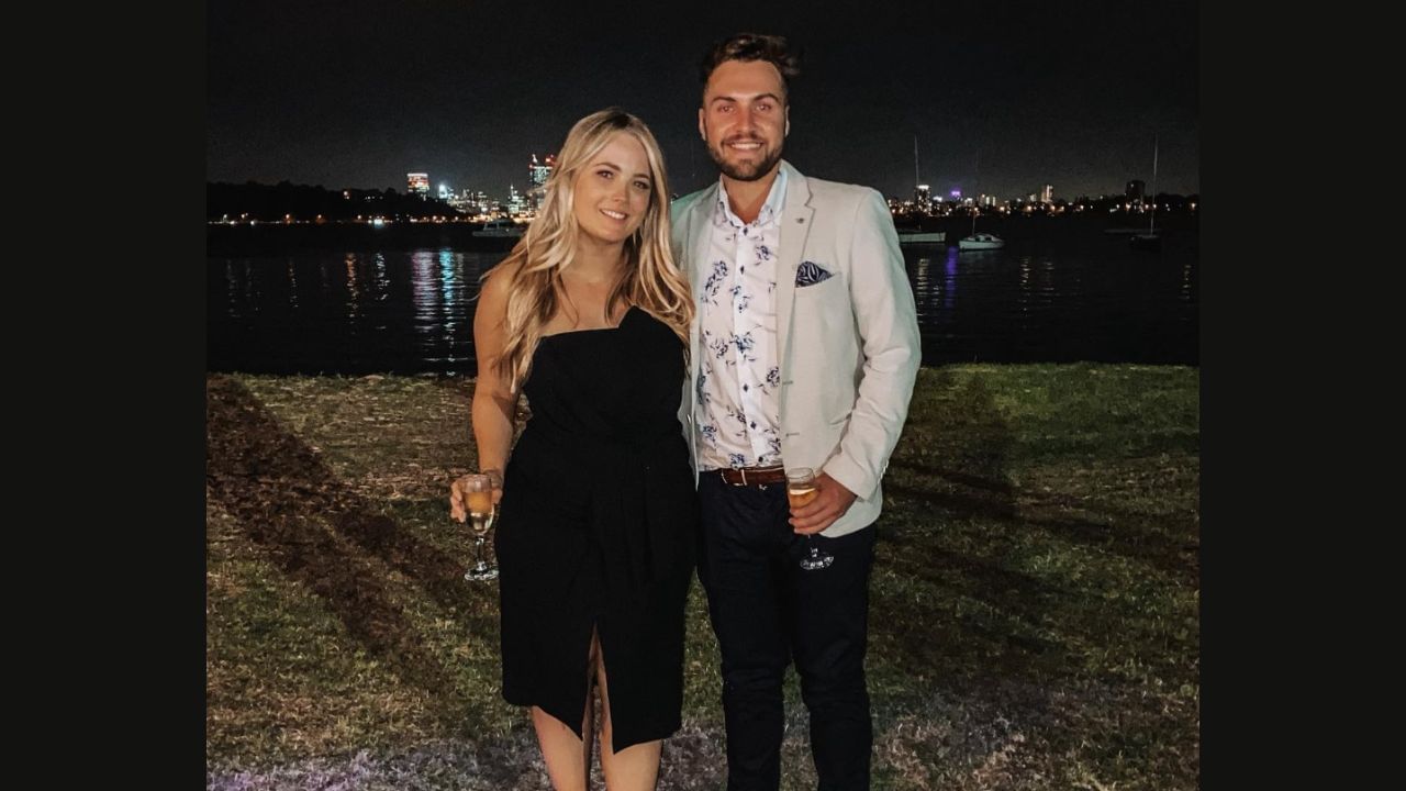 જ્યારે ઇંગ્લિસ 2021 T20 વર્લ્ડ કપ જીતનાર ઓસ્ટ્રેલિયન ટીમનો ભાગ હતો, ત્યારે તેને ટૂર્નામેન્ટ દરમિયાન કોઈપણ મેચમાં રમવાની તક મળી ન હતી. તેમ છતાં, તેણે ફેબ્રુઆરી 2022 માં ઓસ્ટ્રેલિયા ક્રિકેટ ટીમ માટે આંતરરાષ્ટ્રીય ક્રિકેટમાં પ્રવેશ કર્યો. હાલમાં  ભારત ઓસ્ટ્રેલિયા વચ્ચે ચાલી રહેલી T20 મેચમાં પ્રથમ સેન્ચ્યુરી ફટકારી છે. 