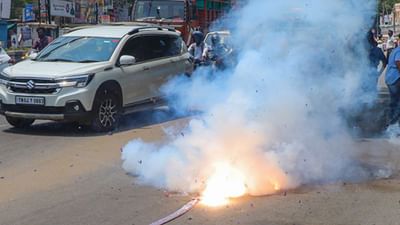 તમારા વાહનને એવી જગ્યાએ પાર્ક કરો, જ્યાં તે તમામ રીતે સુરક્ષિત રહે. કવર્ડ પાર્કિંગને કારણે કારની આસપાસ ફટાકડાના તણખા પહોંચવાનું જોખમ ઘટે છે. સુરક્ષાને જોતા કવર્ડ પાર્કિગ બેસ્ટ છે. 