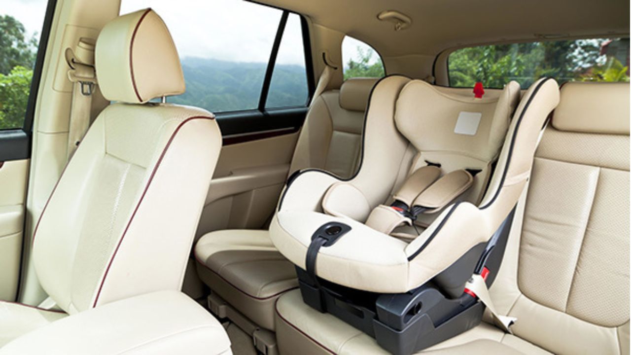 ISOFIX માઉન્ટઃ આ એક એવી સિસ્ટમ છે જેના દ્વારા કારમાં નાના બાળકો માટે અલગ સીટ લગાવવામાં આવે છે. જો કે હાલની પ્રીમિયમ કારમાં આ સુવિધા આપવામાં આવી રહી છે.