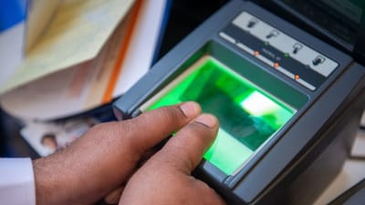 આધાર કાર્ડ બનાવવા માટે ફિંગરપ્રિન્ટ્સ અને આંખના લેન્સની ઓળખ કરવામાં આવે છે. આ તમામ કામગીરી બાયોમેટ્રિક મશીન દ્વારા થાય છે.