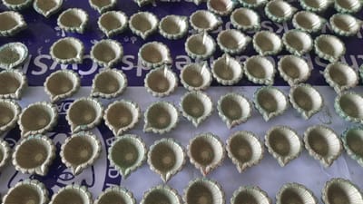 હિન્દુ કેલેન્ડર પ્રમાણે નવું વર્ષ શરૂઆત થવા જઈ રહ્યું છે. ત્યારે દિવાળીમાં માટીના દીવડા અને ઘર સજાવટની વસ્તુઓ લોકો ખરીદતા હોય છે