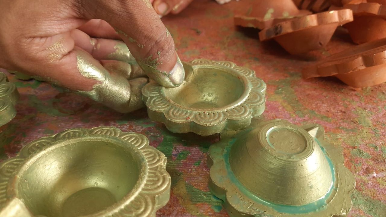આ દીવડા બનાવવા માટે માટીના કોડિયાઓને અલગ અલગ કલર દ્વારા રંગવામાં આવે છે. ત્યારબાદ તજજ્ઞોની હાજરીમાં જ પ્રજ્ઞાચક્ષુઓ દ્વારા દીવડાઓ બનાવવામાં આવે છે.