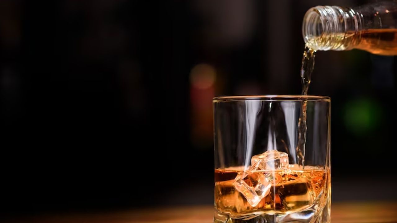 કોઈપણ ઘરેલું રેફ્રિજરેટરનું તાપમાન 0 થી -10 અથવા મહત્તમ -30 ડિગ્રી સેન્ટિગ્રેડની રેન્જમાં હોય છે. ત્યારે તેમાં પાણી સરળતાથી થીજી જાય છે, પરંતુ દારૂ જામતો નથી. (Image - freepik)