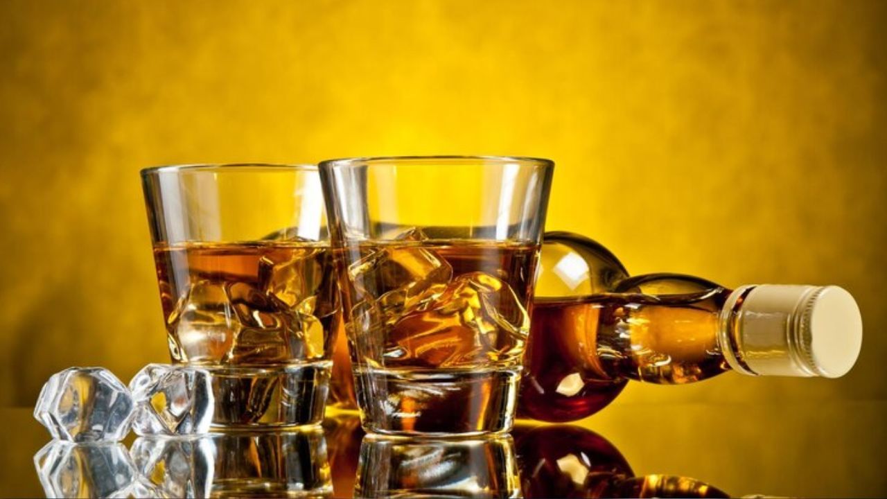 તમારા મનમાં પ્રશ્ન હશે કે દારૂ પણ એક પ્રવાહી છે, તો પછી તે કેમ જામતો નથી. દારૂ જામતો નથી તે માટે ઓર્ગનિક મોલીક્યુલ જવાબદાર છે.