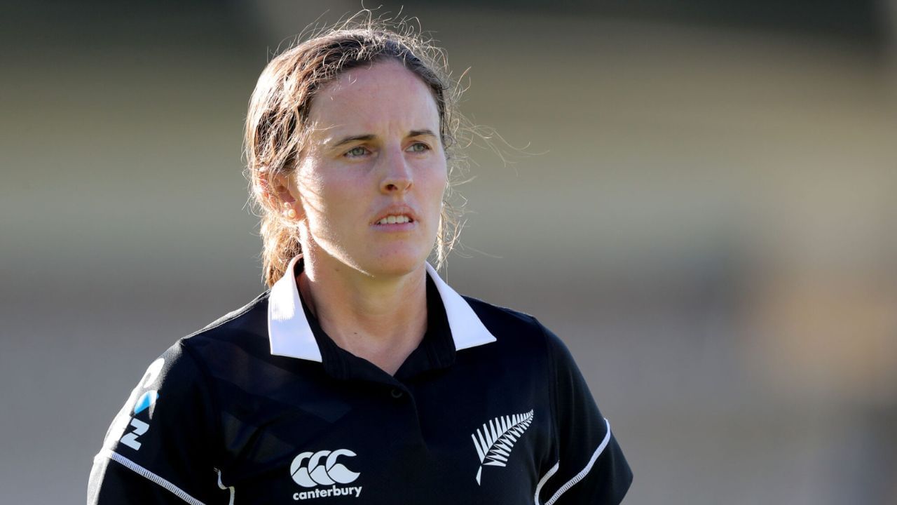 એમી સેટરથવેટ - એમી સેટરથવેટ ન્યુઝીલેન્ડની મહિલા ક્રિકેટર છે. તે અન્ય સમલૈંગિક ક્રિકેટર છે. તે ન્યૂઝીલેન્ડ માટે અત્યાર સુધીમાં 100 થી વધુ વનડે અને 100 ટી20 મેચ રમી ચુકી છે. માર્ચ 2017માં તેણે સાથી ક્રિકેટર લી તાહુહુ સાથે લગ્ન કર્યા. આ કપલને એક પુત્રી પણ છે, જેનો જન્મ જાન્યુઆરી 2020માં થયો હતો. (Image:Twitter)