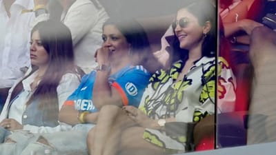 બોલિવુડ એક્ટ્રેસ અનુષ્કા શર્માનો એક વીડિયો હાલ સોશિયલ મીડિયા પર વાયરલ થઈ રહ્યો છે. જેમાં તે પતિ અને ભારતીય ક્રિકેટ ટીમના સ્ટાર બેટ્સમેન વિરાટ કોહલીને સદી બાદ ફ્લાઈંગ કિસ કરતી જોવા મળી રહી છે. (Image: Social Media)