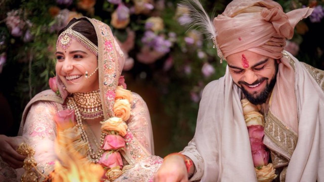 વિરાટ કોહલીના દુનિયાભરમાં લાખો ચાહકો છે. વિરાટ કોહલીની લવ સ્ટોરી  જાણવા માટે ખુબ ઉત્સુક હોય છે. તો ચાલો આજ આપણે ક્રિકેટરની લવ સ્ટોરી વિશે જાણીએ.