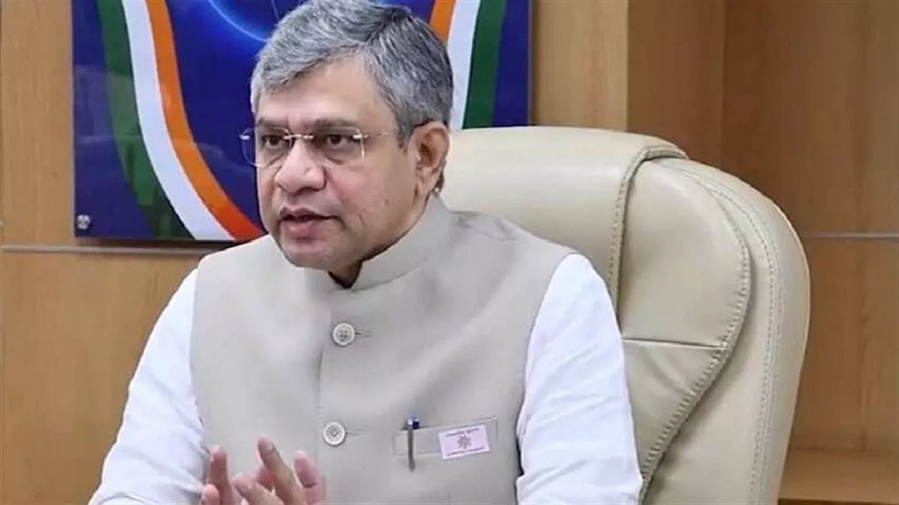 અગાઉના દિવસે આઇટી પ્રધાન અશ્વિની વૈષ્ણવ આ મુદ્દા પર સોશિયલ મીડિયા પ્લેટફોર્મને મળ્યા હતા. ડીપફેકને લોકશાહી માટે નવો ખતરો ગણાવતા તેમણે કહ્યું કે સરકાર ડીપફેક સાથે કામ કરવા માટે ટૂંક સમયમાં નવા નિયમો લાવશે.
