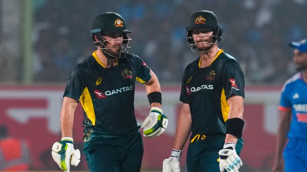 6 ખેલાડીઓની બહાર થયા બાદ, જેમાં સ્ટીવ સ્મિથ અને ગ્લેન મેક્સવેલ સિવાય એડમ ઝમ્પા, માર્કસ સ્ટોઈનિસ, જોશ ઈંગ્લિસ અને સીન એબોટનું નામ છે. ઓસ્ટ્રેલિયાની છેલ્લી ત્રણ ટી20 માટે નવી ટીમની પણ જાહેરાત કરવામાં આવી છે. ટી20 સિરીઝમાંથી બહાર થઈ ગયેલા ખેલાડીઓમાં સ્ટીવ સ્મિથ અને એડમ ઝમ્પા આજે રાત્રે એટલે કે 28મી નવેમ્બરે ફ્લાઈટ દ્વારા ઓસ્ટ્રેલિયા જવા રવાના થશે. જ્યારે બાકીના 4 ખેલાડીઓની ફ્લાઈટ 29 નવેમ્બરે છે.