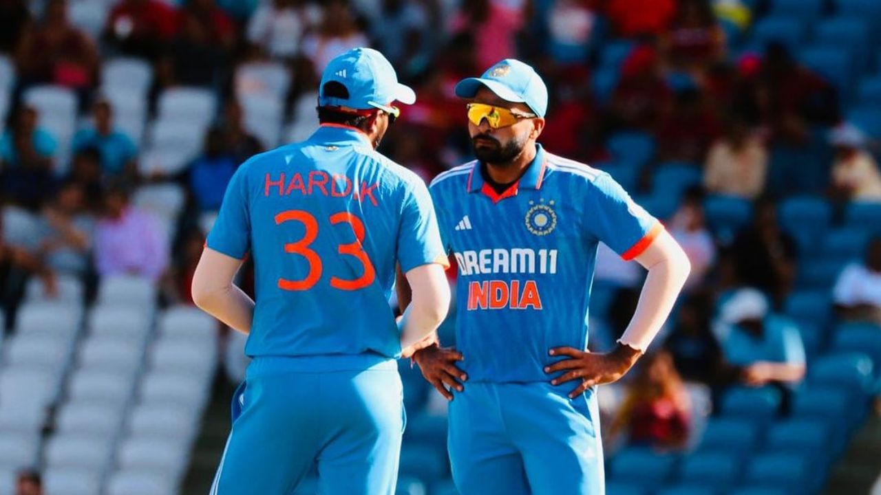 અવેશ ખાને 14 એપ્રિલ 2017માં ઈન્ડિયન પ્રીમિયર લીગમાં રોયલ ચેલેન્જર બેંગ્લોર તરફથી આઈપીએલમાં ડેબ્યુ કર્યું હતુ. ત્યારબાદ 2022માં લખનઉ સુપર જાયન્ટ તરફથી લીગમાં 10 કરોડ રુપિયામાં ખરીદવામાં આવ્યો હતો. તે સમયે તે આઈપીએલના ઈતિહાસમાં સૌથી મોંધો ખેલાડી બન્યો હતો.