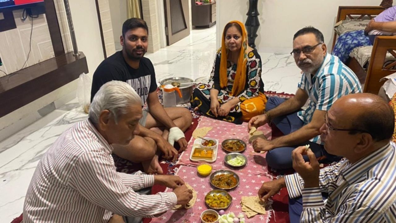 અવેશ ખાને સૌથી પહેલા ધરેલું મેચ પોતાની ટીમ તરફથી 2014-15માં રણજી ટ્રોફી મેચ રમી હતી,2015માં અંડર-19 મેચ રમવાની તક મળી. અવેશ આ મેચ માટે સખત મહેનત અને ઘણી તૈયારી કરવાનું શરૂ કર્યું.