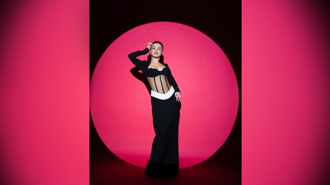 અવનીત કૌરની લેટેસ્ટ તસવીરોમાં જોઈ શકાય છે કે તેને એકદમ હોટ બ્લેક કલરનો ડ્રેસ પહેર્યો છે. (Image: Instagram)