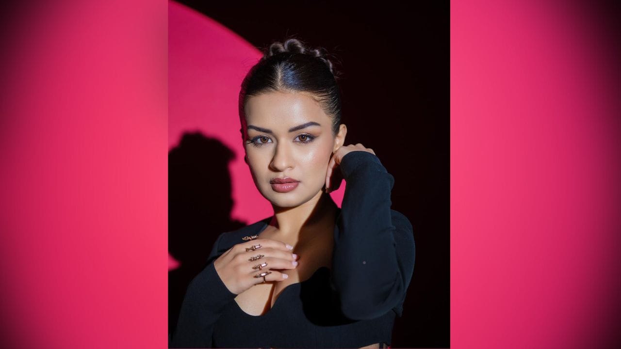 અવનીત કૌરની આ સ્ટાઈલ ફેન્સને દિવાના બનાવે છે. તાજેતરમાં જ તેણે પોતાના ઓફિશિયલ ઈન્સ્ટાગ્રામ એકાઉન્ટ પરથી ખૂબ જ હોટ તસવીરો શેર કરી છે. (Image: Instagram)