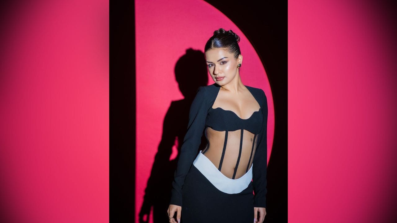 અવનીત કૌરે બ્લેક હોટ આઉટફિટમાં ફ્લોન્ટ કર્વી ફિગર કર્યું. અવનીત કૌર સોશિયલ મીડિયા પર ખૂબ જ એક્ટિવ જોવા મળે છે. (Image: Instagram)