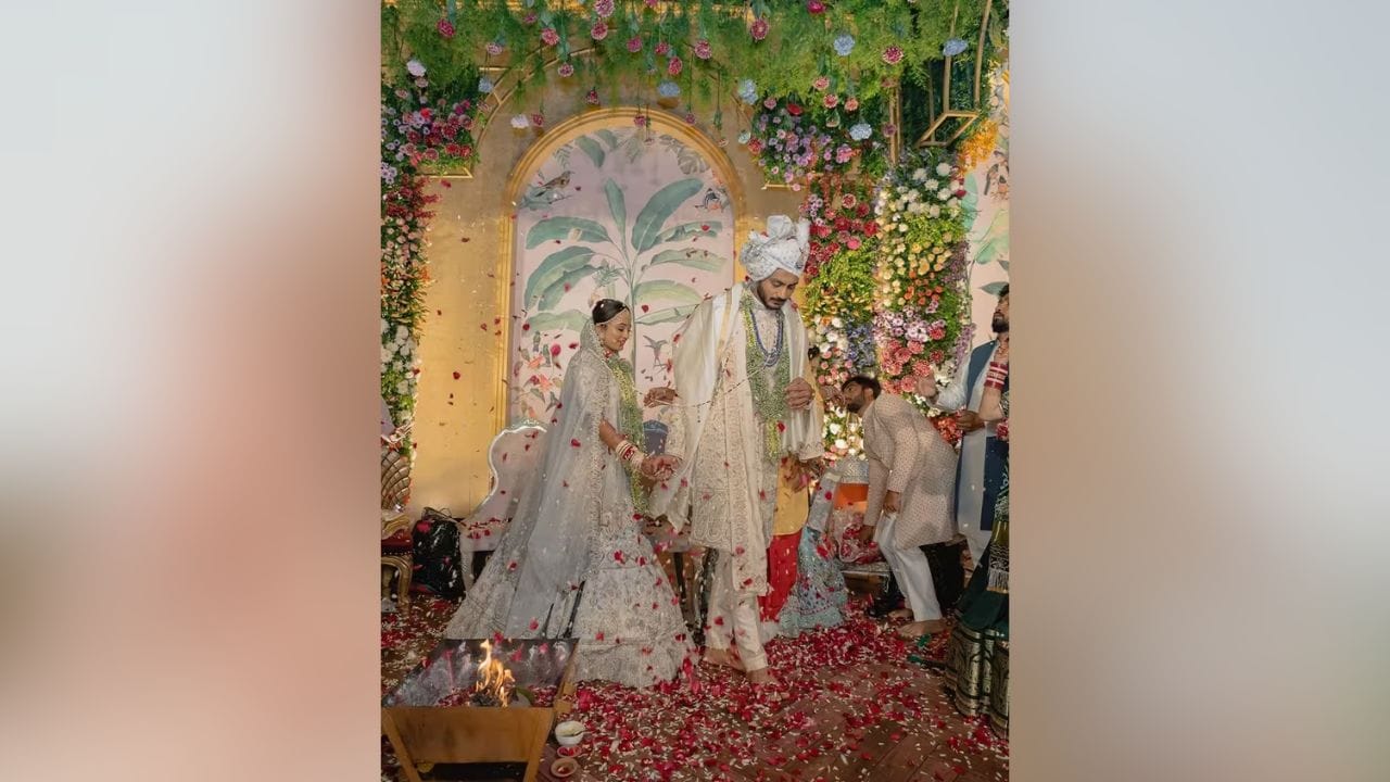 ભારતીય ક્રિકેટર અક્ષર પટેલે 26 જાન્યુઆરીએ ડાયટિશિયન અને ન્યુટ્રિશનિસ્ટ મેહા પટેલ સાથે લગ્ન કર્યા હતા. (Image: Instagram)