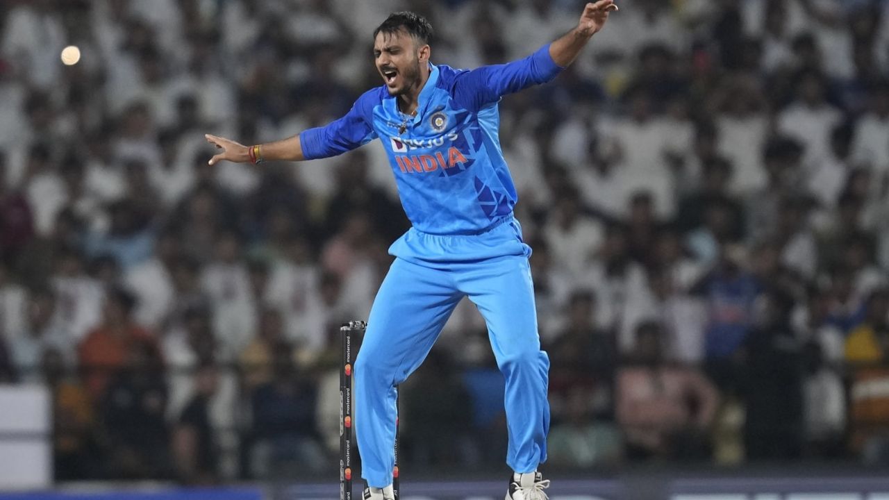 ભારતીય ક્રિકેટર અક્ષર પટેલે મેહા પટેલ સાથે 26 જાન્યુઆરી 2023ના રોજ લગ્ન કર્યા હતા. અક્ષર અને મેહા ઘણા સમયથી એકબીજાને ડેટ કરી રહ્યા હતા. બંનેએ ગયા વર્ષે 20 જાન્યુઆરીએ સગાઈ કરી હતી. અક્ષર પટેલના લગ્નમાં ઘણા ભારતીય ક્રિકેટરોએ હાજરી આપી હતી.