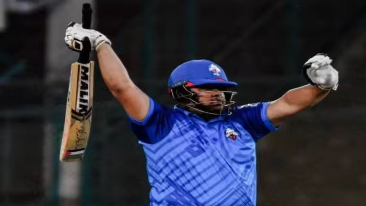 મેચ દરમિયાન અમ્પાયરની સૂચનાઓનું પાલન કરવામાં વારંવાર નિષ્ફળતા બદલ આઝમે ખેલાડીઓ અને પ્લેયર સપોર્ટ કર્મચારીઓ માટે PCB કોડ ઓફ કન્ડક્ટની કલમ 2.4નું ઉલ્લંઘન કર્યું હોવાનું જણાયું હતું. ખાસ કરીને "ખેલાડીઓ અને ટીમના અધિકારીઓને તેમના સાધનો પર અંગત સંદેશાઓ લગાવવાની, પ્રદર્શિત કરવાની અથવા અભિવ્યક્ત કરવાની પરવાનગી નથી સિવાય કે ખેલાડી અથવા ટીમના અધિકારીના ક્રિકેટ એસોસિએશન અને PCB ક્રિકેટ ઓપરેશન્સ વિભાગ દ્વારા અગાઉ મંજૂર કરવામાં આવે."