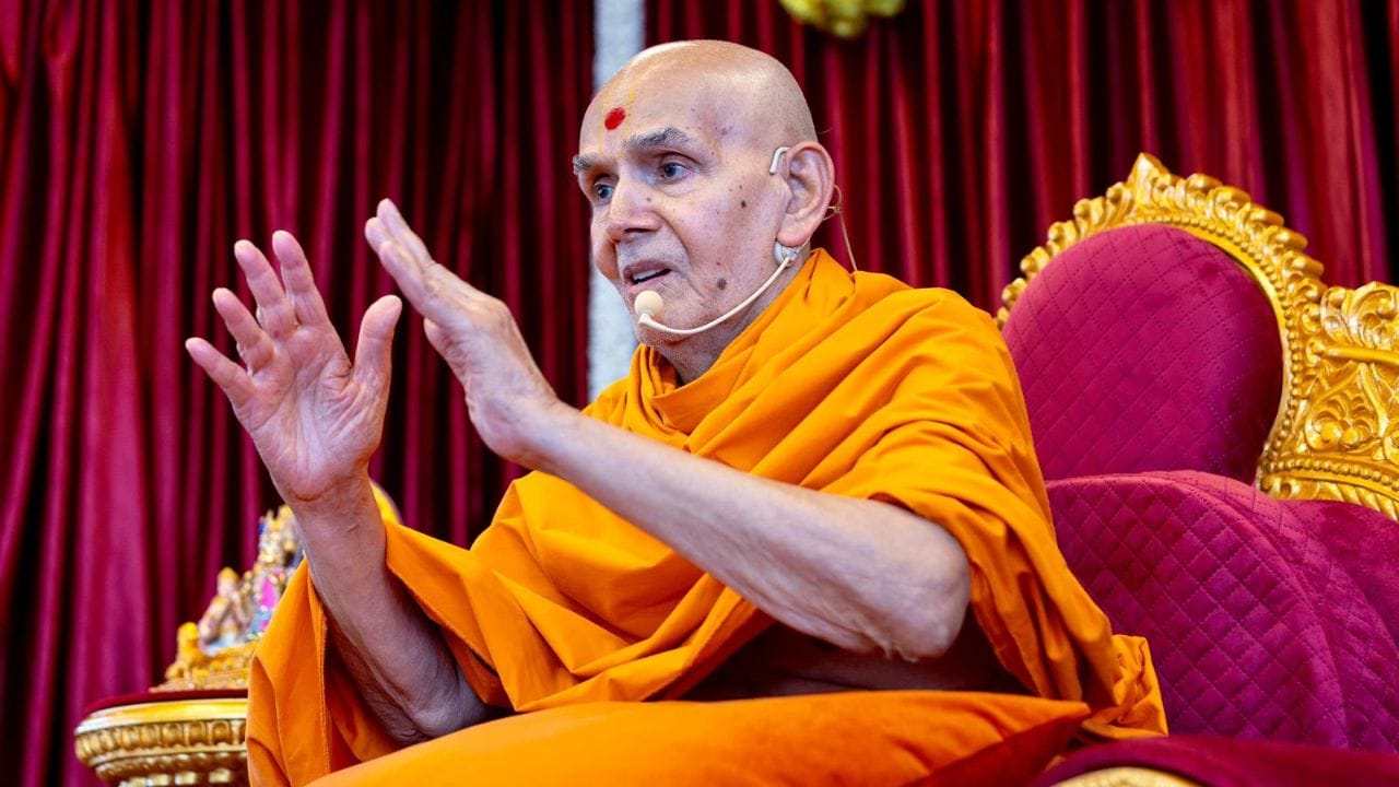 સભાના અંતમાં મહંત સ્વામી મહારાજે આશિર્વાદ આપતા જણાવ્યું હતું કે, ભગવાન કર્તા-હર્તા છે એમની મરજી વગર પાંદડું હલી શકે એમ નથી. એ વાત આપણે જીવમાં દ્રઢ કરવી. મહારાજ અને સ્વામીની નિષ્ઠા જીવનમાં દ્રઢ કરવી. આ ઉત્સવમાં 25,000 થી વધારે હરિભક્તોએ ઉપસ્થિત રહી લાભ પ્રાપ્ત કર્યો હતો.