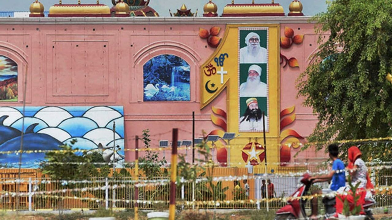 આ ગુફા કોઇ શાહી મહેલથી ઓછી ન હતી. આ ગુફાની અંદર 200થી વધુ સાધ્વીઓ રહેતી હતી. તેમાંથી દરરોજ 30 સાધ્વીઓ બાબાની સેવામાં રહેતી હતી.
