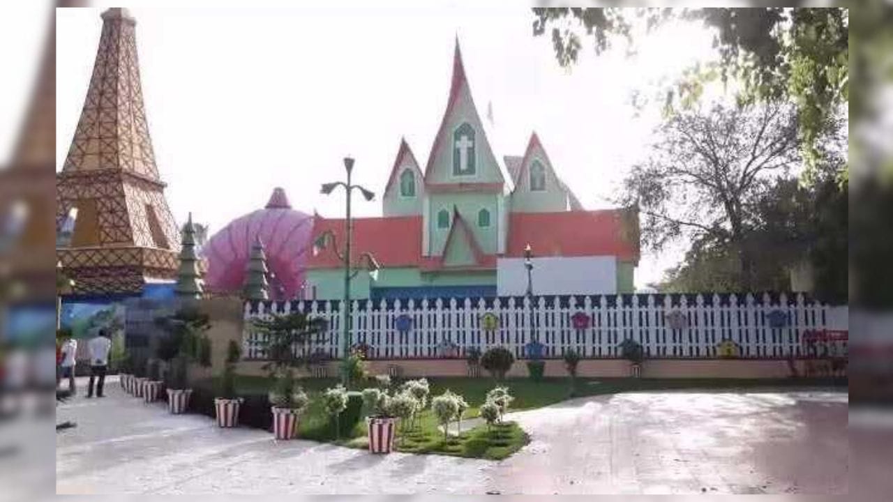 મીડિયા રિપોર્ટ્સ અનુસાર  બાબા રામ રહીમ આ ગુફામાં જ રહેતો હતો. તે દરરોજ અલગ અલગ યુવતીઓ સાથે શારીરિક સંબંધ બનાવતો હતો. અહીં પુરુષોના આવવા પર પ્રતિબંધ હતો.
