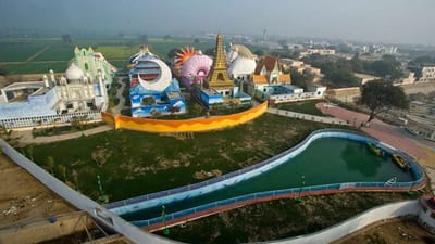 દુષ્કર્મના આરોપમાં આજીવન કેદની સજા ભોગવી રહેલો ગુરમીત રામ રહીમ ફરી એક વખત જેલમાંથી બહાર આવ્યો છે. ગુરમીત રામ રહીમ 25 ઓગસ્ટ 2017થી જેલમાં સજા ભોગવી રહ્યો છે. પીડિતાઓએ આપેલા નિવેદન મુજબ બાબા ગુરમીતે સચ્ચા સૌદાના 600 એકર સંકુલમાં ગુફા બનાવડાવી હતી. 