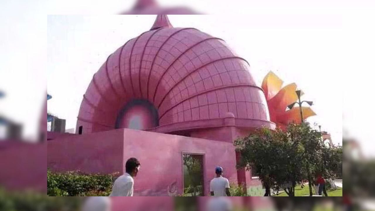 જ્યારે પણ કોઈ મહિલા કે યુવતીને રામ રહીમના ઘરે એટલે કે તેની ગુફામાં મોકલવામાં આવતી ,ત્યારે બાબાના શિષ્યો તેને 'બાબાની માફી' મળી કહેવામાં આવતી.
