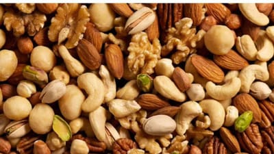  આ વખતે ભાઈ બીજ પર તમારા ભાઈને ન્યુટ્રિશનથી ભરપુર ડ્રાય ફ્રુટસ અને સીડ્સ રિટર્ન ગિફટ તરીકે આપી શકો છો. તમે ઈચ્છો તો તમે એક ગિફટ પેકિંગ કરાવીને પણ આપી શકો છો.