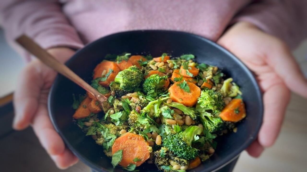 બ્રોકોલીનું સેવન હાડકા માટે ખૂબ જ ફાયદાકારક માનવામાં આવે છે. કારણ કે બ્રોકોલીમાં કેલ્શિયમ જોવા મળે છે, અને કેલ્શિયમ હાડકાંને મજબૂત બનાવવામાં મહત્વનો ભાગ ભજવે છે.