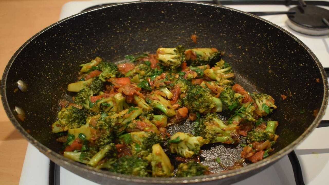 બ્રોકોલીનું સેવન આંખો માટે ખૂબ જ ફાયદાકારક માનવામાં આવે છે. કારણ કે બ્રોકોલીમાં લ્યુટીન જોવા મળે છે, જે આંખ સંબંધિત રોગોનું જોખમ ઘટાડે છે અને આંખોની રોશની સુધારવામાં મદદરૂપ સાબિત થાય છે.