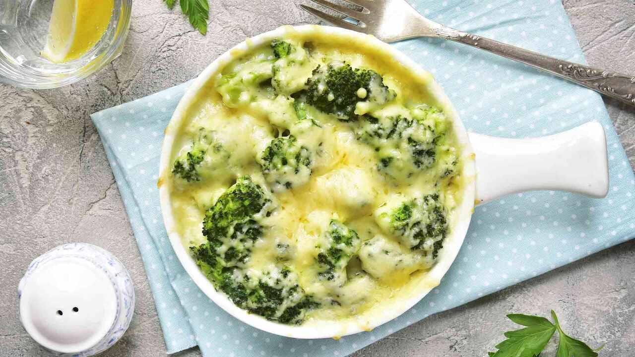 બ્રોકોલીનું સેવન પાચન સંબંધી સમસ્યાઓને દૂર કરવામાં ફાયદાકારક સાબિત થાય છે. કારણ કે બ્રોકોલીમાં ભરપૂર માત્રામાં ફાઈબર હોય છે. જે પાચનક્રિયાને મજબૂત બનાવે છે અને પેટ સંબંધિત બીમારીઓ જેવી કે કબજિયાતને દૂર કરવામાં મદદરૂપ સાબિત થાય છે.