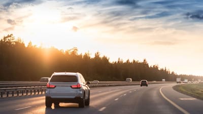 તમે લોકો પાસે તેમની કારમાં ઓછી માઈલેજની ફરિયાદ કરતા સાંભળ્યું હશે. તેના માટે લોકો પોતાની ભૂલોને બદલે કારને જવાબદાર ગણે છે. ઘણી વખત કાર સ્ટાર્ટ કરતી વખતે અથવા ચલાવતી વખતે લોકો કેટલીક ભૂલો કરે છે, જેના કારણે કારના માઇલેજ પર અસર થાય છે.