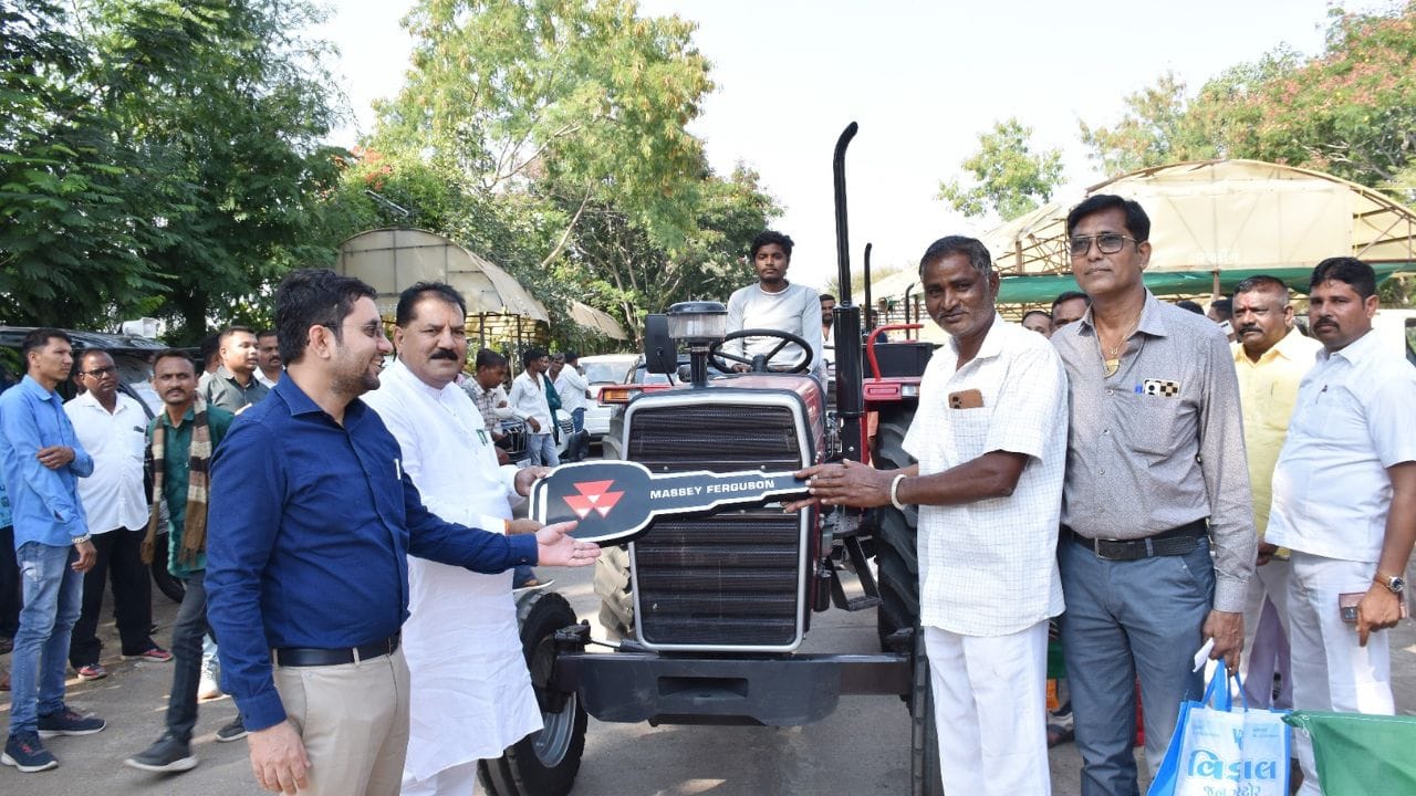 દાહોદ, લીમખેડા, ફતેપુરા, ઝાલોદ તાલુકાના કુલ 12 ગામોમાં ઘન કચરાના નિકાલ માટે રૂપિયા 61.80 લાખના ખર્ચે કુલ 12 ટ્રેક્ટર આપવામાં આવ્યા