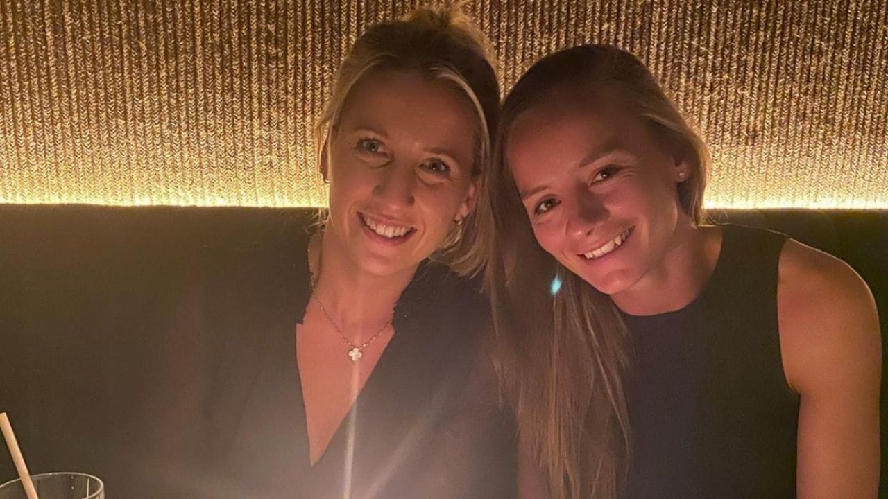 આ કપલ પાંચ વર્ષ રિલેશનશિપમાં રહ્યા બાદ સગાઈ કરી. વિરાટ કોહલીને લઈને ડેનિયલ વ્યાટ અગાઉ કરેલા પ્રપોઝલને કારણે અને તેની લૈંગિકતાને કારણે ચર્ચામાં આવી છે.