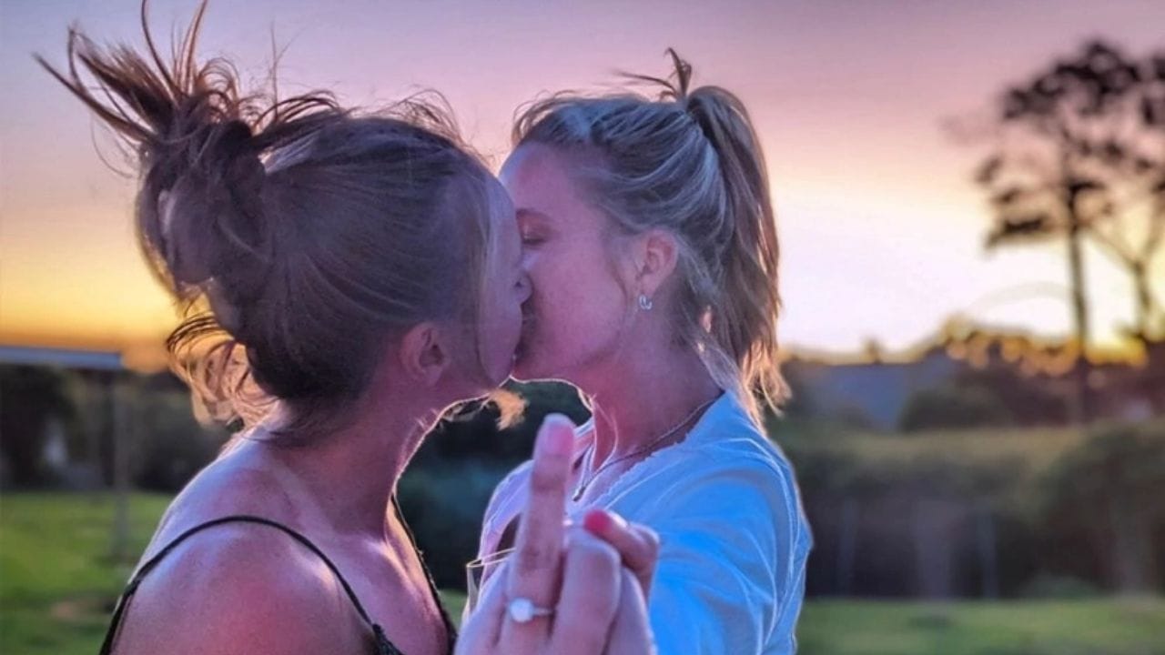 2 માર્ચે ડેનિયલ વ્યાટે ટ્વિટર પર પોતે જ્યોર્જી હોજને કિસ કરતો ફોટો શેર કર્યો હતો, જેમાં ડેનિયલ વ્યાટે તેની લેફ્ટ હેન્ડની આંગળી પર પ્લેટિનમ એમ્બોસ્ડ સોલિટેર રિંગ પહેરેલી હતી. કેપ્શનમાં લખ્યું છે, "માઈન ફોરએવર." 