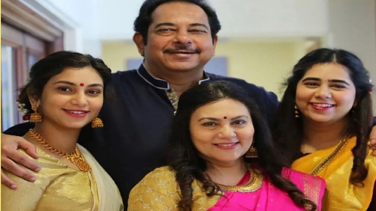 દીપિકા પોતાની પર્સનલ લાઈફને કારણે હંમેશા ચર્ચામાં રહે છે. 1991માં દીપિકાએ એક કોસ્મેટિક કંપનીના માલિક હેમંત ટોપીવાલા સાથે લગ્ન કર્યા હતા. તાજેતરમાં દીપિકા ચીખલિયા તેના પતિ સાથેનો વીડિયો પોસ્ટ કરવાને કારણે વિવાદની જાળમાં ફસાઈ હતી.
