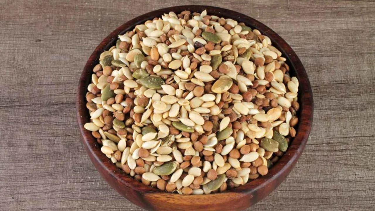 શરીરમાં ફોલેટની ઉણપથી હાથ અને પગમાં દુખાવો અથવા કળતર પણ થઈ શકે છે. ફોલેટ એટલે કે વિટામિન B9 સપ્લાય કરવા માટે, પાંદડાવાળા લીલાં, આખા અનાજ, કઠોળ, મગફળી, સૂર્યમુખીના બીજ, લીવર, સીફૂડનો આહારમાં સમાવેશ કરો.