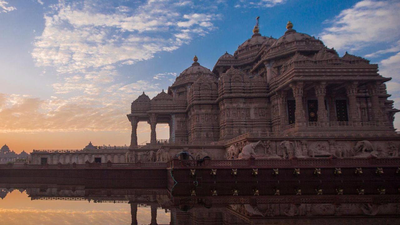 દુનિયાભરમાંથી ઘણા શ્રદ્ઘાળુઓ ગોવત્સ દ્વાદશી, ધન ત્રયોદશી, હનુમાન ચતુર્દશી, દિવાળી, ગોવર્ધન પૂજા, અન્નકૂટ, ભાઈ બીજ અને લાભપંચમી જેવા તહેવારમાં અહીં આવે છે અને ભક્તિમય માહોલમાં સામેલ થાય છે.