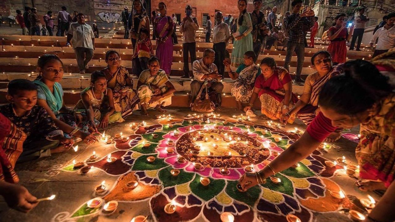વાસ્તવમાં દક્ષિણ ભારતમાં દિવાળી ન ઉજવવા પાછળની પૌરાણિક માન્યતા રહેલી છે. કથા મુજબ એવું છે કે રાક્ષસ રાજા બલિએ સમગ્ર દક્ષિણ ભારતમાં શાસન કર્યું અને તેણે મહાબલીપુરમને અહીંની રાજધાની બનાવી હતી. રાક્ષસ પ્રજાતિના હોવા છતાં બલી રાજા ખૂબ જ સેવાભાવી હતા. લોકો તેમની પૂજા કરતા હતા. એવું માનવામાં આવે છે કે આ દિવસે રાજા બલીનો પરાજય થયો હતો અને તેથી જ કેરળમાં દિવાળીની ઉજવણી કરવામાં આવતી નથી.