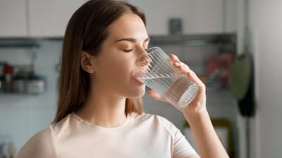 શિયાળામાં કેટલું પાણી પીવું જોઈએ, શું ઓછું પાણી પીવાથી બીમારી થઈ શકે છે?