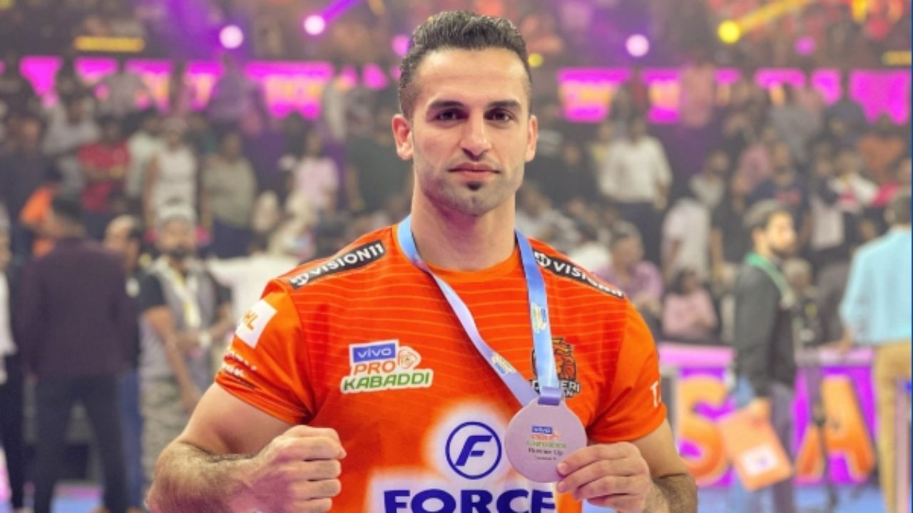 4) ગુજરાત જાયન્ટ્સ - ફઝલ અત્રાચલીને PKL 10ની હરાજીમાં ગુજરાત જાયન્ટ્સે રૂ. 1.6 કરોડમાં ખરીદ્યો હતો. તેણે નવમી સિઝનમાં તેની કપ્તાની હેઠળ પુનેરી પલ્ટનને ફાઇનલમાં પહોંચાડ્યું હતુ. એક કેપ્ટન તરીકે તે સફળ રહ્યો છે એટલું જ નહીં, તેના આગમનથી ગુજરાતના ડિફેન્સને ઘણી મજબૂતી મળશે. PKL 9માં ચંદ્રન રણજીત ગુજરાતને પ્લેઓફમાં પણ લઈ જઈ શક્યો ન હતો, પરંતુ આ વખતે જો અત્રાચલીને કેપ્ટન બનાવવામાં આવે તો તે પોતાની વ્યૂહરચના અને અનુભવથી ટીમનું ભાગ્ય બદલી શકે છે.