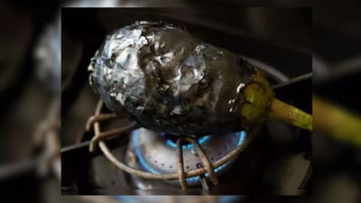 ઘણી વખત ટામેટા અથવા રીંગણ જેવા શાકભાજીને ગેસ પર સીધા શેકવાથી ગેસ બર્નરનું કાણું બ્લોક થઇ જાય છે. ત્યારે બર્નરને સાફ કરવામાં ન આવે તો સળગતા ગેસમાં લીકેજ થવાનું જોખમ રહેલું છે. ત્યારે અમે તમને ગેસ બર્નરને સાફ કરવાની કેટલીક સરળ રીત જણાવીશું. જેની મદદથી તમે સરળતાથી ગેસ બર્નરને ચમકદાર બનાવી શકો છો.