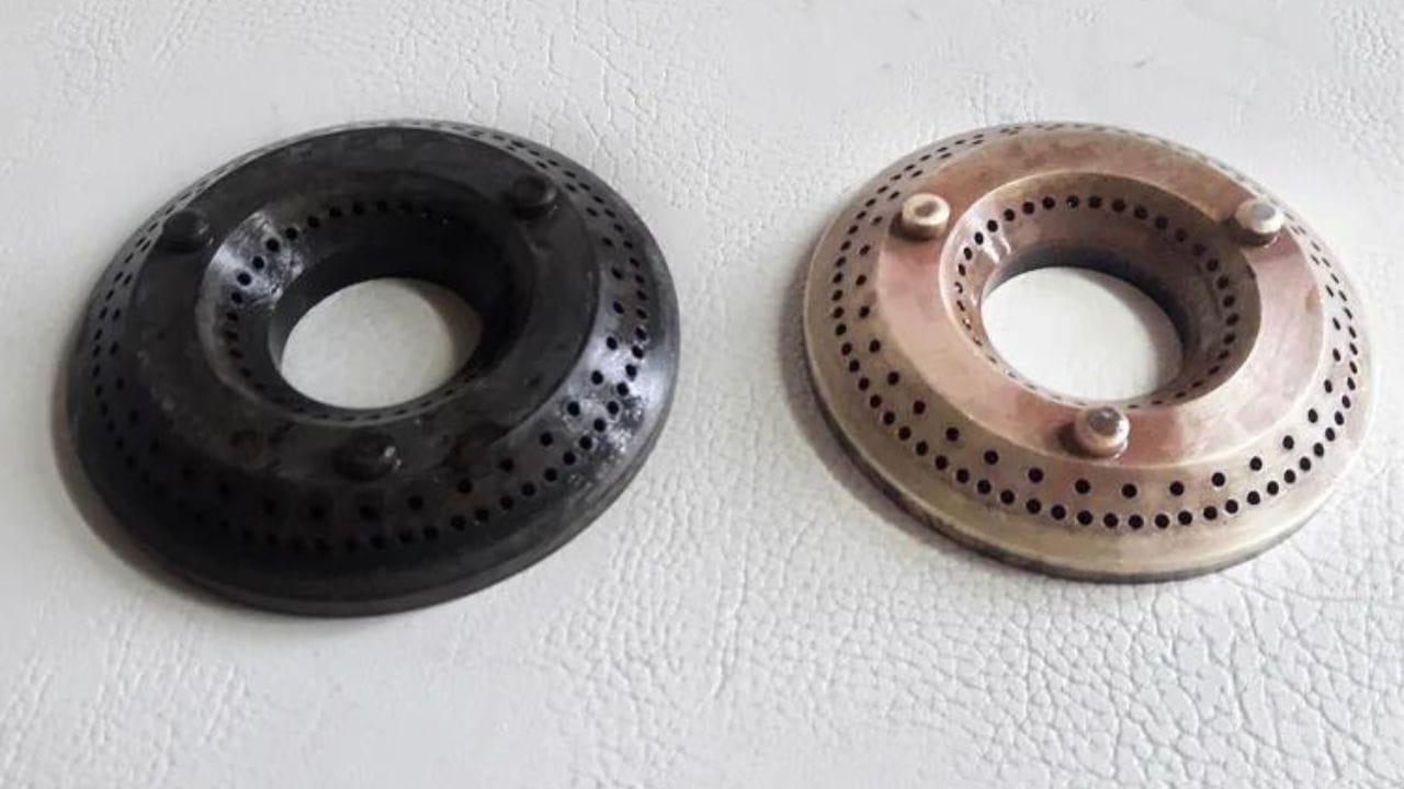 લીંબુ અને મીઠુ લગાવ્યાના 5-10 મિનિટ પછી બર્નરને સ્વચ્છ પાણીથી ધોઈ લો. તેનાથી તમારું ગેસ બર્નર સંપૂર્ણ રીતે ચમકશે અને તેના બ્લોકેજ પણ તરત જ ખુલી જશે.