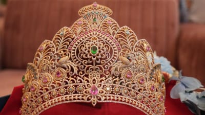 સાળંગપુર ધામ શ્રીકષ્ટભંજન દેવ હનુમાનજીની પ્રાણ-પ્રતિષ્ઠા થયાને 175 વર્ષ પૂર્ણ થતાં ભવ્ય અને દિવ્ય શતામૃત મહોત્સવમાં શ્રીકષ્ટભંજન દેવ હનુમાનજી દાદાને એક એક કિલોના બે અલગ- અલગ શુદ્ધ સોનાના હીરાજડિત મુગટ તથા કુંડળ સંતોના હસ્તે અર્પણ કરાશે. આજે શાસ્ત્રોક્ત વિધિ કર્યા બાદ સુરતના ભંડારી પરિવારે બનાવડાવેલો મુગટ દાદાને અર્પણ કરવામાં આવ્યો.