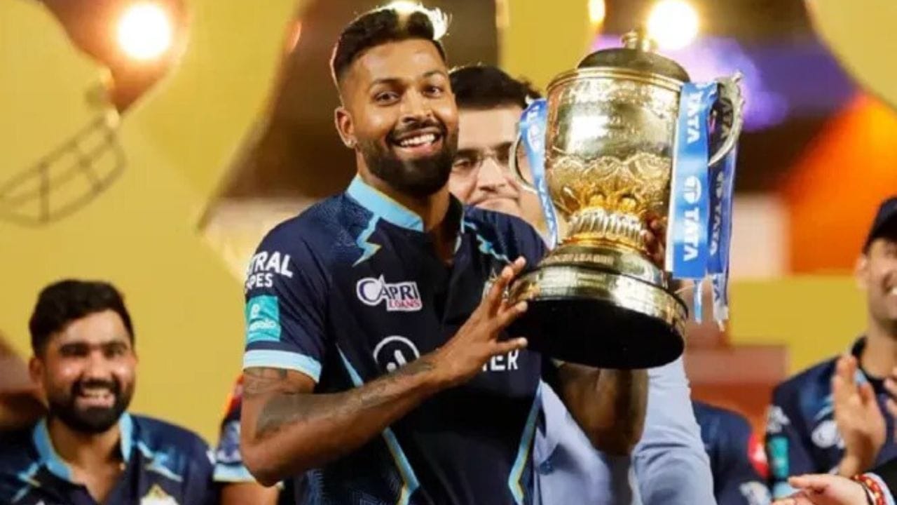 હાર્દિક પંડ્યાને ગુજરાત ટાઈટન્સે 2022ની મેગા ઓક્શનમાં 15 કરોડ રૂપિયામાં ખરીદ્યો હતો. આ પહેલા તે મુંબઈ ઈન્ડિયન્સનો ભાગ હતો. ગુજરાતે ડેબ્યૂ સિઝનથી જ હાર્દિકને કેપ્ટન્સી સોંપી હતી અને ઓલરાઉન્ડરે તેની કેપ્ટન્સીવાળી ટીમને પહેલી જ સિઝનમાં ચેમ્પિયન બનાવી હતી. 