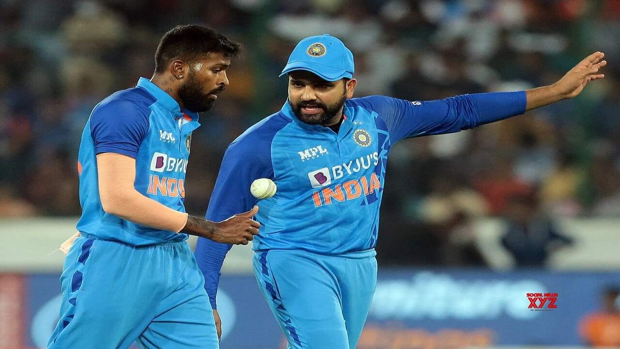 થોડા સમય પહેલા એવા અહેવાલ આવ્યા હતા કે BCCIએ રોહિત શર્મા અને વિરાટ કોહલીને તેમની T20 કારકિર્દી વિશે પૂછ્યું છે અને બધું તેમને સોંપી દીધું છે. ભલે ટીમ ઈન્ડિયા ODI વર્લ્ડ કપ જીતવાથી ચુકી ગઈ હોય, પરંતુ હવે બંને દિગ્ગજો પાસે T20 વર્લ્ડ કપમાં એક છેલ્લી તક છે. જો બંને ઈચ્છે તો જૂન 2024નો વર્લ્ડ કપ પણ રમી શકે છે.